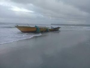Perahu Pengangkut Wisatawan Terbalik di Sukabumi, Semua Penumpang Selamat