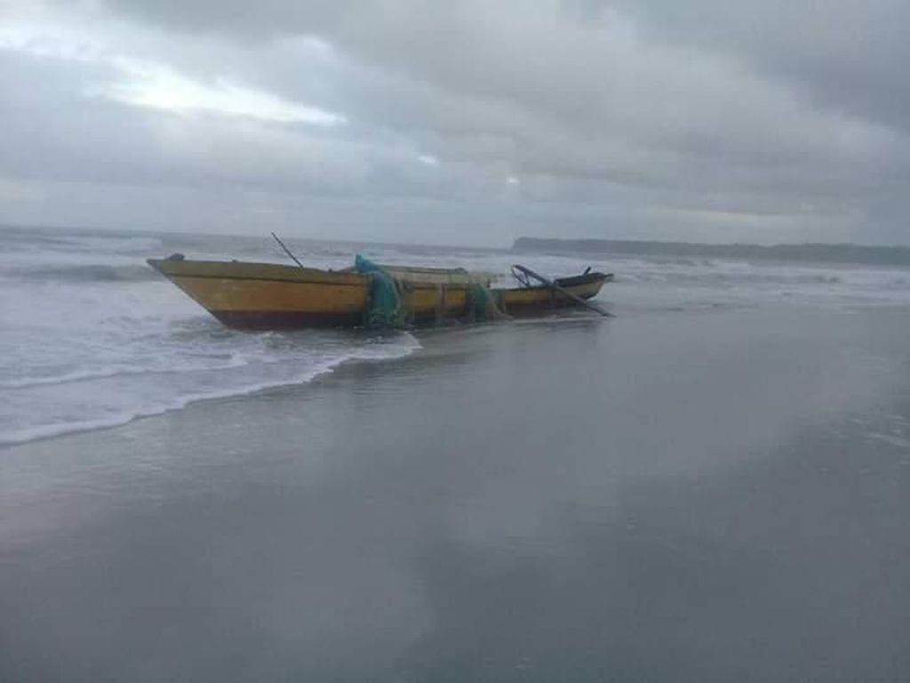 Kapal Angkut Pemudik Tenggelam di Maluku: 10 Selamat, 6 Tewas, dan 3 Hilang Kapal Angkut Pemudik Tenggelam di Maluku: 10 Selamat, 6 Tewas, dan 3 Hilang