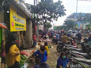 Pasar Minggu Kembali Dipadati Warga Pagi Ini, Jaga Jarak Diabaikan