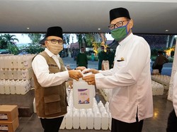 Era New Normal, Banyuwangi Bagi Hand Sanitizer-Disinfektan ke Kantor Desa