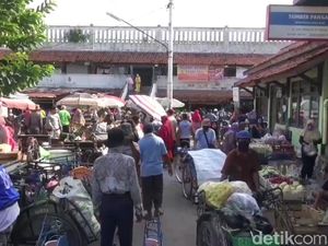 PSBB Diakhiri, Warga Kota Tegal Serbu Pasar Cari Kebutuhan Lebaran PSBB Diakhiri, Warga Kota Tegal Serbu Pasar Cari Kebutuhan Lebaran