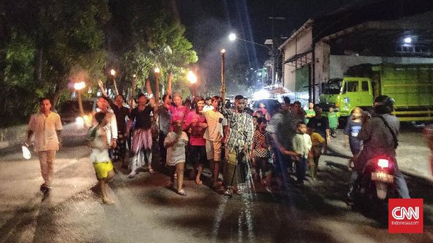 Sejumlah warga Kota Surabaya menggelar takbir keliling untuk menyambut Hari Raya Idulfitri 1441 Hijriah. Surabaya, Sabtu,23 Mei 2020.