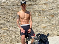 Gelandang serang Tottenham Hotspur, Dele Alli juga rajin berolahraga kala di rumah (Instagram)