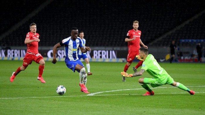 BERLIN, GERMANY - MAY 22: Dodi Lukébakio of Hertha Berlin scores the 2nd goal during the Bundesliga match between Hertha BSC and 1. FC Union Berlin at Olympiastadion on May 22, 2020 in Berlin, Germany. The Bundesliga and Second Bundesliga is the first professional league to resume the season after the nationwide lockdown due to the ongoing Coronavirus (COVID-19) pandemic. All matches until the end of the season will be played behind closed doors.  (Photo by Stuart Franklin/Getty Images)