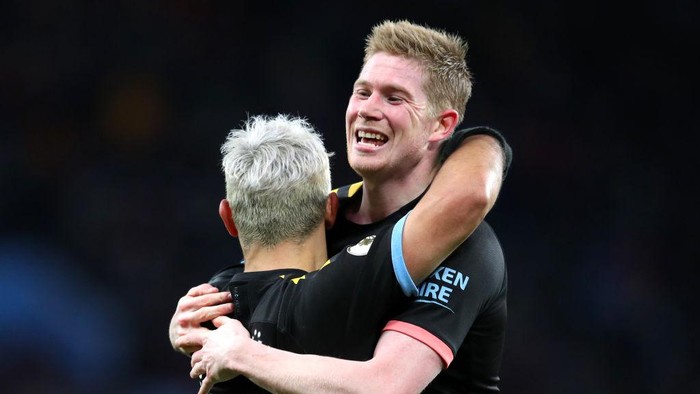 BIRMINGHAM, ENGLAND - JANUARY 12: Sergio Aguero of Manchester CIty celebrates after he scores his sides fifth goal with Kevin De Bruyne of Manchester City during the Premier League match between Aston Villa and Manchester City at Villa Park on January 12, 2020 in Birmingham, United Kingdom. (Photo by Catherine Ivill/Getty Images)