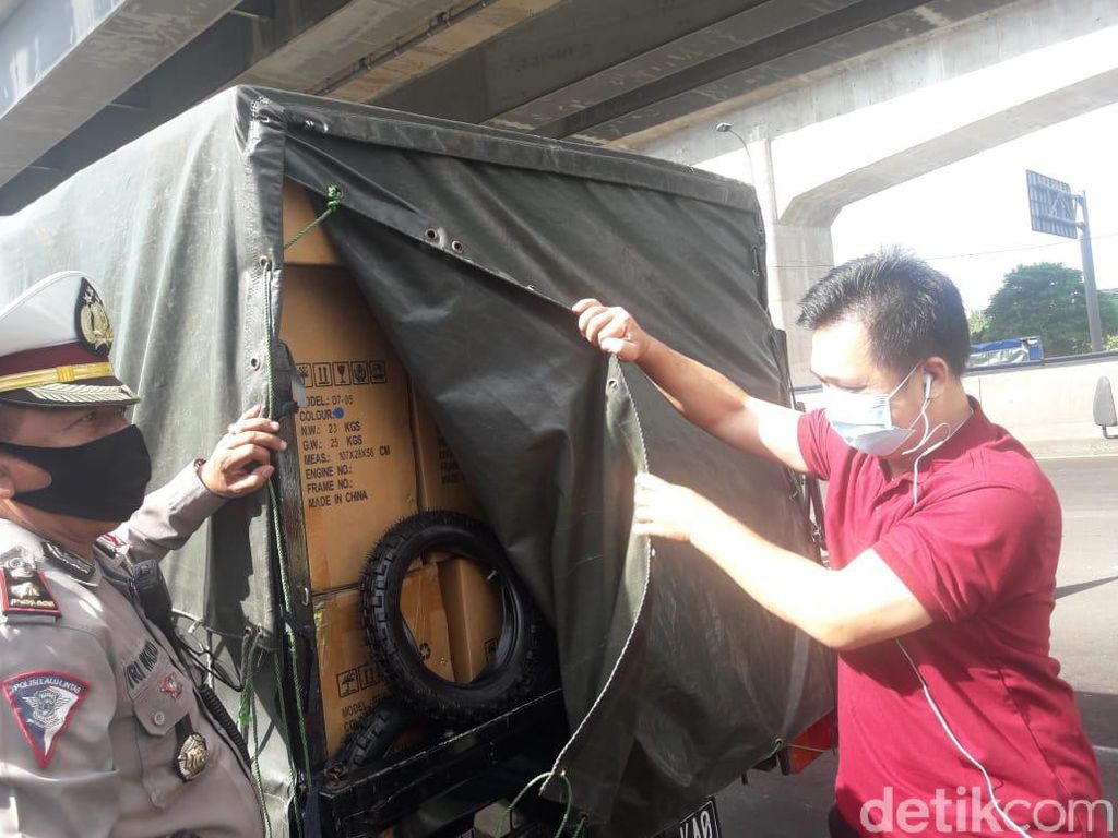 Polisi Periksa Pikap di GT Cikarang Barat, Tak Ditemukan Penumpang Gelap Polisi Periksa Pikap di GT Cikarang Barat, Tak Ditemukan Penumpang Gelap