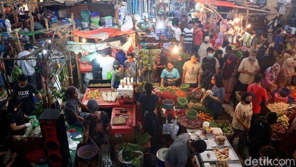 Warga Bekasi Padati Pasar Kranji Baru