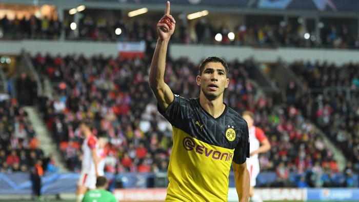 PRAGUE, CZECH REPUBLIC - OCTOBER 02: Achraf Hakimi of Borussia Dortmund celebrates after scoring his sides second goal during the UEFA Champions League group F match between Slavia Praha and Borussia Dortmund at Eden Stadium on October 02, 2019 in Prague, Czech Republic. (Photo by Sebastian Widmann/Getty Images)