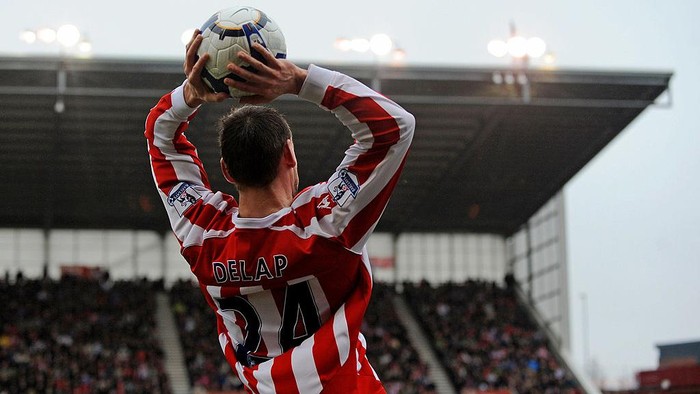 STOKE ON TRENT, ENGLAND - MARCH 20: Rory Delap of Stoke takes a throw in during the Barclays Premier League match between Stoke City and Tottenham Hotspur at the Britannia Stadium on March 20, 2010 in Stoke on Trent, England.  (Photo by Michael Regan/Getty Images)