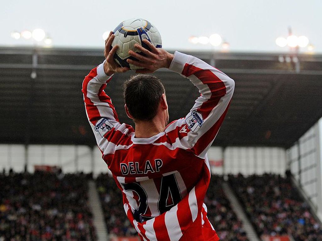 Rahasia Lemparan Rory Delap yang Bikin Wenger Sebel Rahasia Lemparan Rory Delap yang Bikin Wenger Sebel