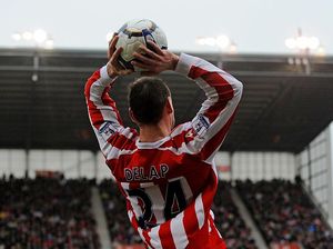 Rahasia Lemparan Rory Delap yang Bikin Wenger Sebel Rahasia Lemparan Rory Delap yang Bikin Wenger Sebel