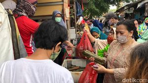 Begini Sesaknya Pengunjung di Pasar Rawalumbu Bekasi