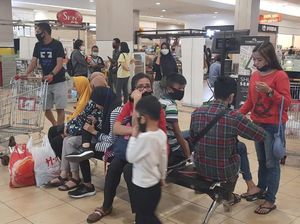 Banyak Warga Surabaya Nekat ke Mal Beli Baju Lebaran di Malam Takbiran