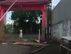 Emak-emak yang Robohkan Portal Jalan di Tulungagung Ternyata Depresi