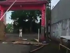 Emak-emak yang Robohkan Portal Jalan di Tulungagung Ternyata Depresi Emak-emak yang Robohkan Portal Jalan di Tulungagung Ternyata Depresi