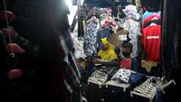 Pandemi Corona Tak Surutkan Tradisi Warga Berburu Pakaian