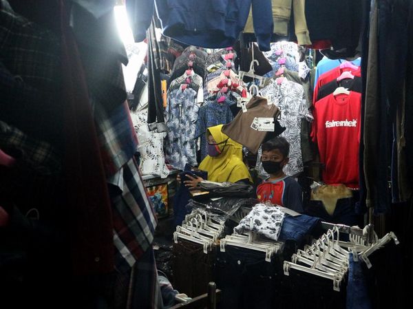 Pandemi Corona Tak Surutkan Tradisi Warga Berburu Pakaian
