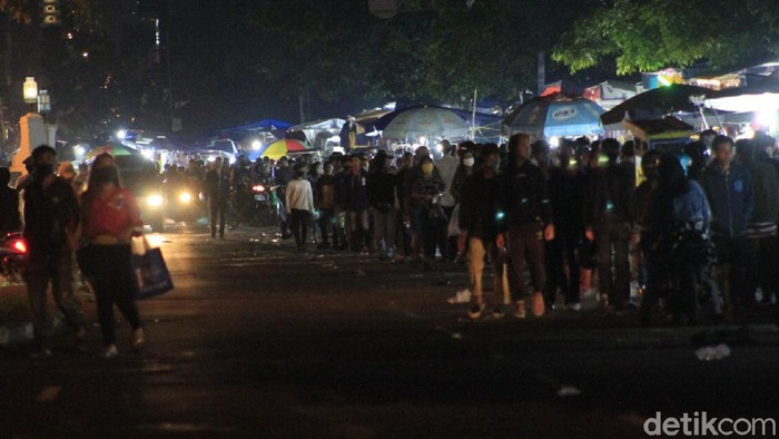 Euforia warga Kota Bandung dalam menyambut Idul Fitri terlihat dari berjubelnya warga di pasar kaget yang digelar di simpang Jalan Citarum dan Jalan Diponegoro.