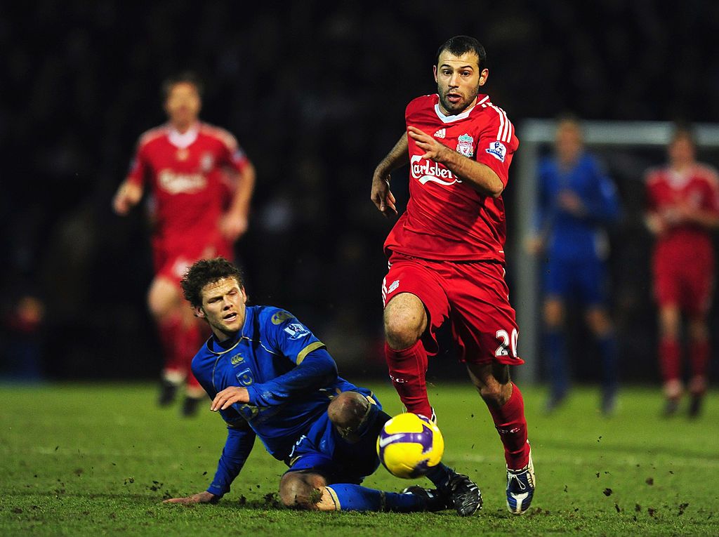 Javier Mascherano kala membela Liverpool