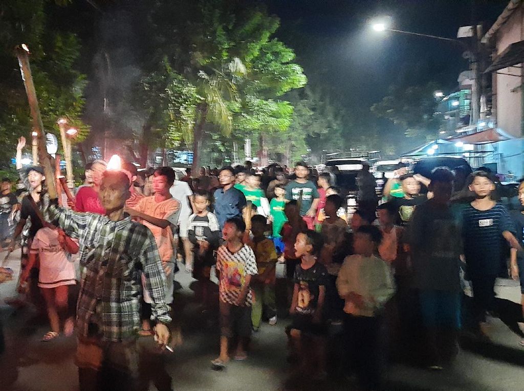 Tak Pedulikan Physical Distancing, Warga Surabaya Tetap Nekat Takbir Keliling