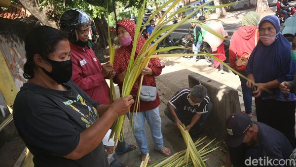 Laris Manis Pedagang Ketupat Jelang Lebaran