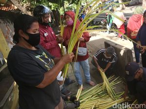 Laris Manis Pedagang Ketupat Jelang Lebaran