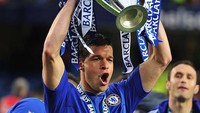 Michael Ballack diboyong Chelsea secara cuma-cuma dari Bayern Leverkusen di tahun 2006. Empat musim di Chelsea, dia meraih trofi Premier League, tiga Piala FA, sekali Piala Carling, dan dua kali Community Shield (Getty Images)