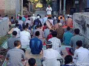 Sempat Jadi Zona Merah, Desa di Klaten Ini Tetap Gelar Salat Id Berjemaah Sempat Jadi Zona Merah, Desa di Klaten Ini Tetap Gelar Salat Id Berjemaah