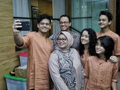 Potret Anies Lebaran Bareng Keluarga di Rumah