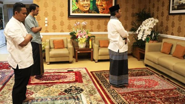 Momen Menko Mahfud MD Salat Id Bareng Keluarga di Rumah Momen Menko Mahfud MD Salat Id Bareng Keluarga di Rumah
