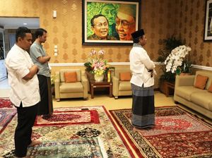 Momen Menko Mahfud MD Salat Id Bareng Keluarga di Rumah