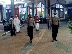 Tim Gabungan di Banyuwangi Bubarkan Massa di Pasar Antisipasi Kejahatan Jalanan