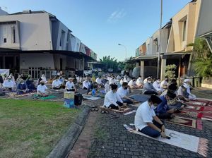 Warga di Tangsel Khusyuk Salat Id Berjemaah di Tengah Pandemi
