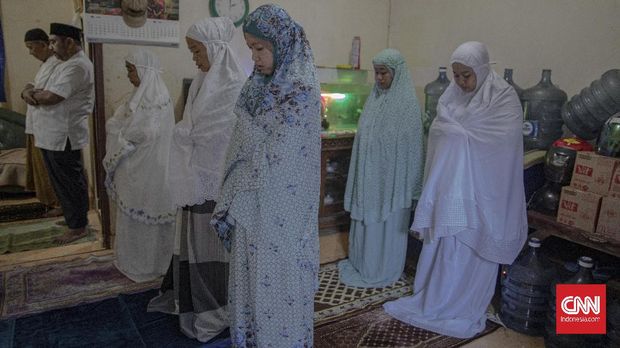 Sejumlah warga melaksanakan salat Idulfitri di rumah di Ciracas, Jakarta Timur, Minggu, 24 Mei 2020. Sebagian warga memilih untuk melakukan salat Idulfitri di rumah guna mencegah penyebaran virus Covid-19. CNN Indonesia/Bisma Septalisma