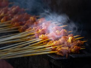 Mau Nyate Bareng Suami Saat Lebaran? Cobain 3 Resep Sate Enak Ini