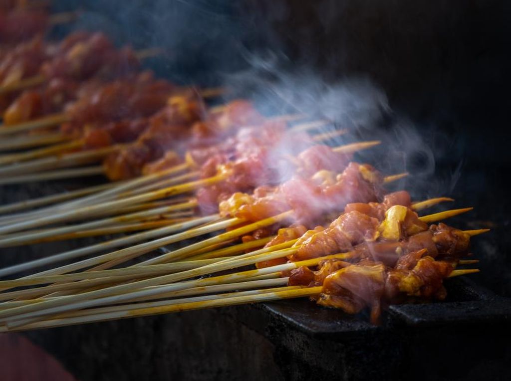 Mau Nyate Bareng Suami Saat Lebaran? Cobain 3 Resep Sate Enak Ini Mau Nyate Bareng Suami Saat Lebaran? Cobain 3 Resep Sate Enak Ini