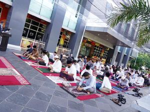 Jaga Jarak-Bermasker, Mahasiswa Relawan Corona di Makassar Salat Id di Kampus