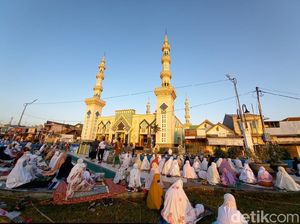 Kota Tegal Jadi Zona Hijau, Warga Ramai-ramai Salat Id di Masjid Agung Kota Tegal Jadi Zona Hijau, Warga Ramai-ramai Salat Id di Masjid Agung