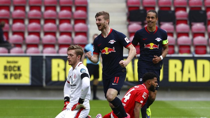 Leipzigs Timo Werner celebrates scoring their fourth goal during a German Bundesliga soccer match between FSV Mainz 05 and RB Leipzig in Mainz, Germany, Sunday, May 24, 2020.  (Kai Pfaffenbach/pool via AP)