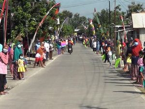 Sambut Bidan Corona yang Sembuh, Warga Sragen Bawa Bendera dan Berselawat