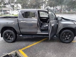 Pengemudi Toyota Hilux Ini Ugal-ugalan di Tengah Bazaar