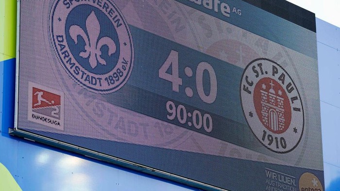 DARMSTADT, GERMANY - MAY 23: The end result is shown on the scoreboard following the Second Bundesliga match between SV Darmstadt 98 and FC St. Pauli at Merck-Stadion am Boellenfalltor on May 23, 2020 in Darmstadt, Germany. (Photo by Uwe Anspach/Pool via Getty Images)