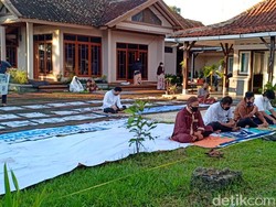 PSBB Bandung Barat, Warga Lembang Gelar Salat Id di Halaman Rumah