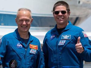 Astronaut NASA Bakal Ukir Sejarah Terbang Pakai Roket SpaceX
