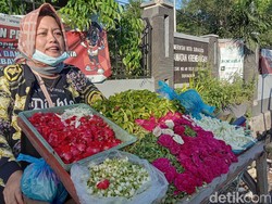 Ziarah Makam Sepi, Omzet Penjual Kembang Nyekar di Surabaya Anjlok