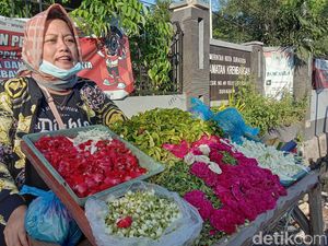 Ziarah Makam Sepi, Omzet Penjual Kembang Nyekar di Surabaya Anjlok Ziarah Makam Sepi, Omzet Penjual Kembang Nyekar di Surabaya Anjlok