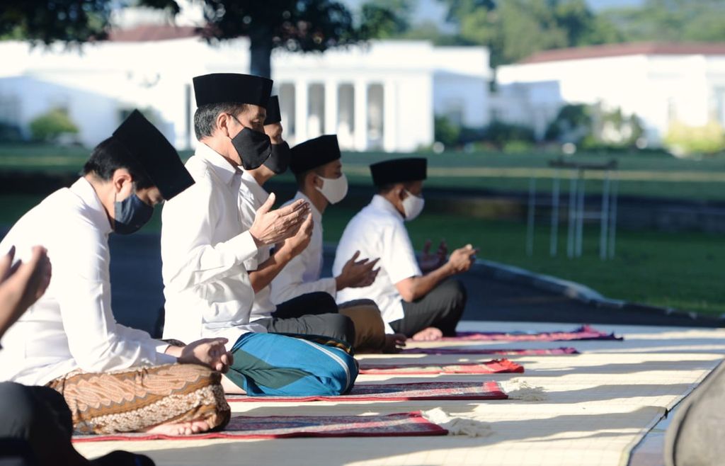 Presiden Joko Widodo bersama dengan Ibu Negara Iriana Joko Widodo melaksanakan salat Idulfitri 1441 H di halaman depan Wisma Bayurini, Istana Kepresidenan Bogor, pada Minggu pagi, 24 Mei 2020.