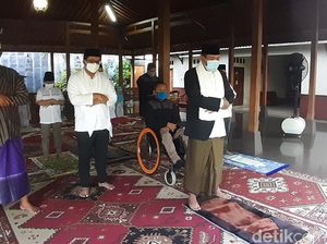 Batal Salat Id di Alun-alun, Bupati Karanganyar Jadi Imam di Rumah Batal Salat Id di Alun-alun, Bupati Karanganyar Jadi Imam di Rumah