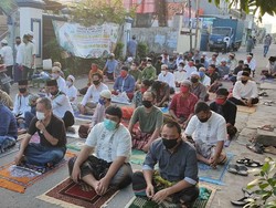 Warga Bekasi Salat Id di Masjid, Terapkan Protokol Kesehatan