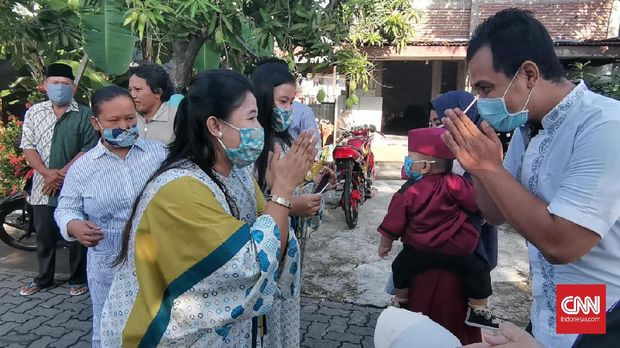 Meski dihimbau untuk tidak saling anjangsana, sejumlah warga di perkampungan Kota Semarang tetap melakukan halal bihalal atau silaturahmi bermaafan di masyarakat.